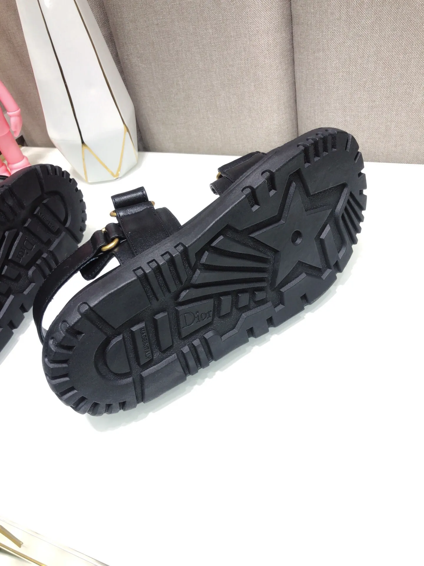 👟👟Ex-factory price👟👟Ex-factory price 460👟👟 Women's shoes factory Dior Dior 2021 spring and summer catwalk new style Ract thick-soled casual women's shoes CD letter logo hardware buckle open-toe sandals Stars' same style flat-bottomed round-toe retro beach shoes Top version on the market Material: Upper imported calfskin/imported metal cowhide + cowhide feet + water-dyed sheepskin lining + original molded T👟👟Ex-factory price👟👟Ex-factory price U outsole Size: 35-40 (40 customization is not returnable)